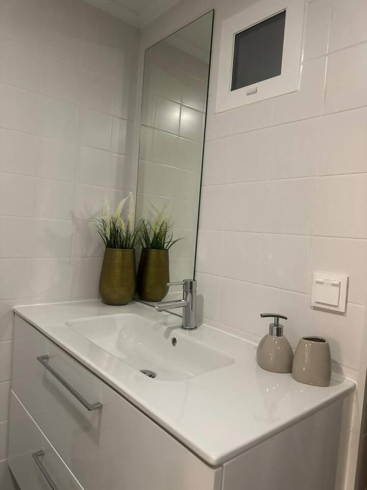 Stylish Renovated Apartment In Chiado Lisboa Eksteriør billede