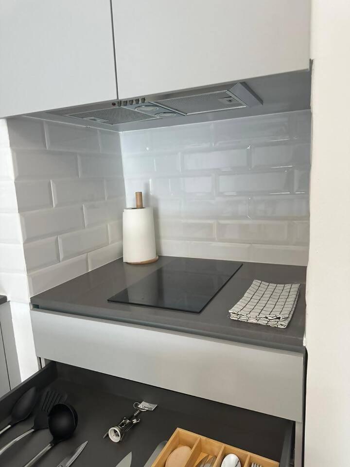 Stylish Renovated Apartment In Chiado Lisboa Eksteriør billede