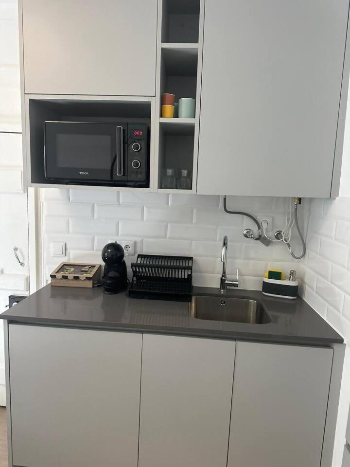 Stylish Renovated Apartment In Chiado Lisboa Eksteriør billede